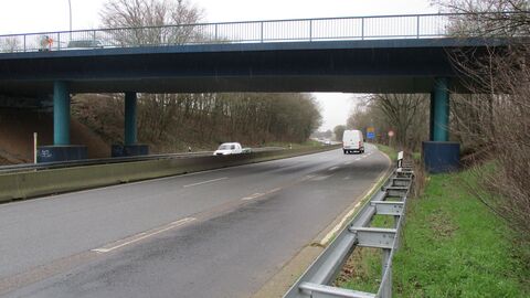 Brücke über die B43 bei Bischofsheim