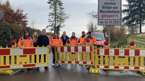 Mehrere Personen vor den Absperreinrichtungen der Baustelle