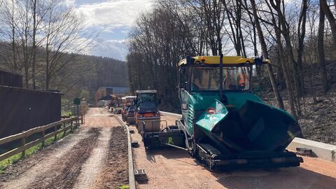 Die Asphaltmaschine steht schon bereit