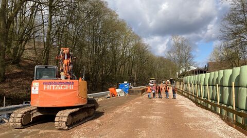 Die fast fetige Klärwerksumfahrung - ein Bagger im Vordergrund