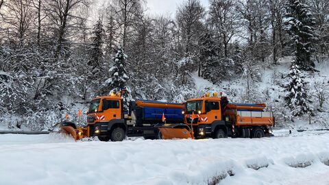 Zwei Räum- und Streufahrzeuge von hessen Mobil im Schnee