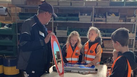 Kinder auf der Straßenmeisterei Schwalmstadt Kinder auf der Straßenmeisterei Schwalmstadt