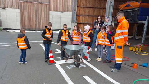 Kinder zu Gast auf der Straßenmeisterei Schwalmstadt Kinder zu Gast auf der Straßenmeisterei Schwalmstadt