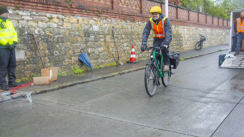 Ein erster Test der neuen Dauerzählstelle am Rheinuferradweg in Wiesbaden-Biebrich