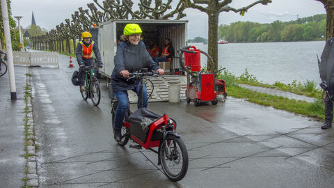 Die Wiesbadener Stadträtin Ulla Bai auf einem Lastenfahrrad