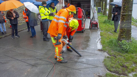 Die Baufirma legt letzte Handgriffe an der Induktionsschleife an