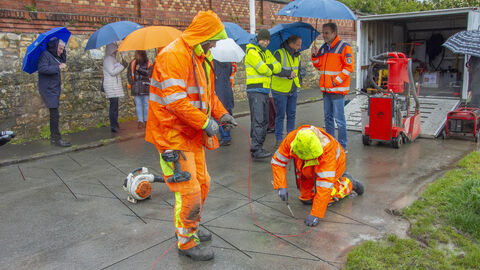 Die Baufirma legt letzte Handgriffe an der Induktionsschleife an