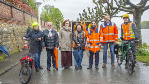 Gruppenbild mit den politischen Gästen und den Projektverantwortlichen von Hessen Mobil 