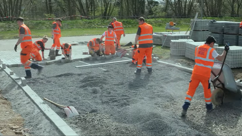 Azubis übernehmen Pflasterarbeiten vor dem Hessen Tag 2024