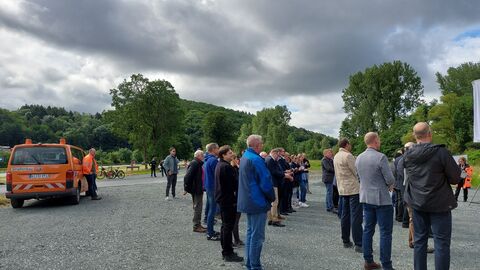 Die Gästeschar hört den Rednern zu