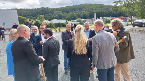 Die Spaten werden von den politischen Gästen noch unterschrieben