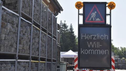 Freisprechungsfeier 2024 - 3 Ein LED-Anhänger auf dem Herzlich Willkommen steht