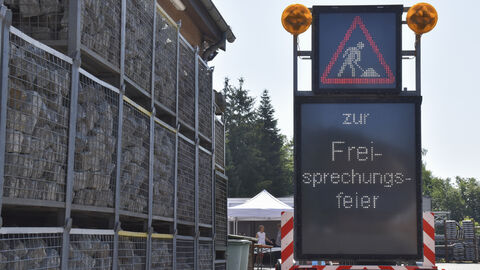 Freisprechungsfeier 2024 - 4 Ein LED-Anhänger auf dem Herzlich Willkommen steht