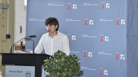 Freisprechungsfeier 2024 - 9 Azubi Dennis Buchenau am Rednerpult