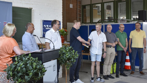 Hessen Mobil-Präsident Heiko Durth gratulierte Louis Herbert zu seiner außergewöhnlichen Leistung. Er hat als Prüfungsbester Straßenwärter seine Ausbildung abgeschlossen