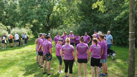 Hessen Mobil beim Drachenboot-Cup - 1 Das Hessen Mobil-Team im Teamkreis bei der Mannschaftsbesprchung mit lila-farbenen T-Shirts