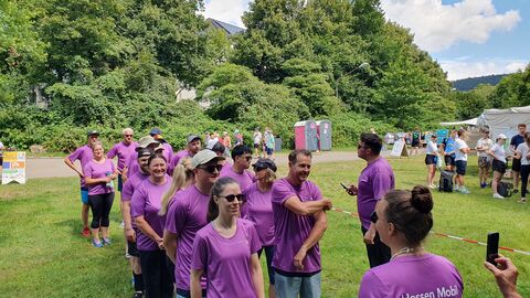Hessen Mobil beim Drachenboot-Cup - 2 Das Hessen Mobil-Team bei der Mannschatftsaufstellung mit lila-farbenen T-Shirts