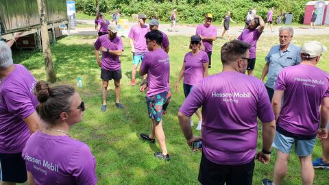 Hessen Mobil beim Drachenboot-Cup - 4 Das Hessen Mobil-Team beim Warm-Up mit lila-farbenen T-Shirts