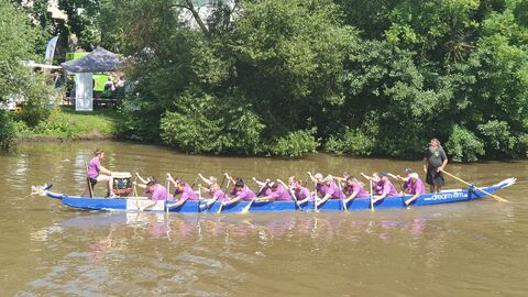 Hessen Mobil beim Drachenboot-Cup - 5 Das Hessen Mobil-Team im Drachenboot auf dem Weg zum Start