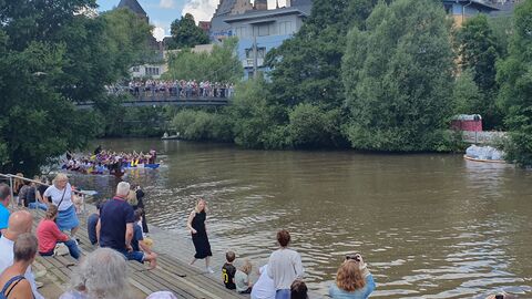 Hessen Mobil beim Drachenboot-Cup - 7 Das Hessen Mobil-Team im Drachenboot beim Start
