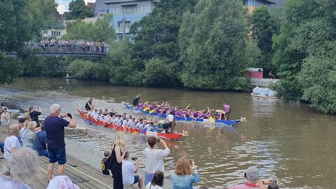 Hessen Mobil beim Drachenboot-Cup - 8 Das Hessen Mobil-Team im Drachenboot beim Start