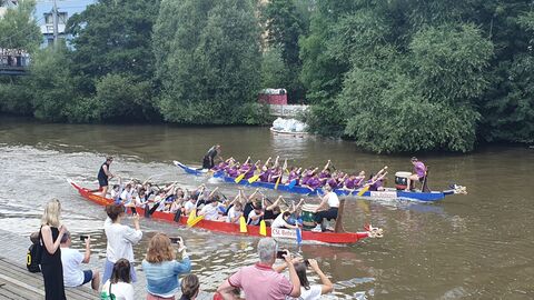 Hessen Mobil beim Drachenboot-Cup - 9 Das Hessen Mobil-Team im Drachenboot kommt an der Zuschauertribüne vorbei