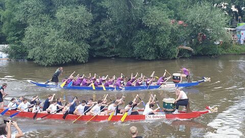 Hessen Mobil beim Drachenboot-Cup - 10 Das Hessen Mobil-Team im Drachenboot kommt an der Zuschauertribüne vorbei