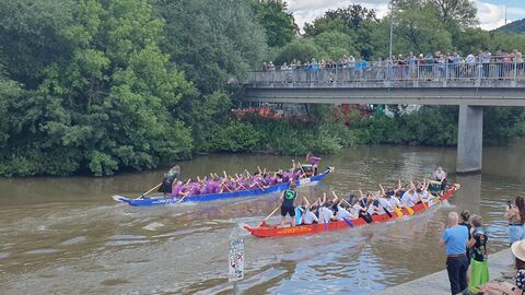 Hessen Mobil beim Drachenboot-Cup - 11 Das Hessen Mobil-Team im Drachenboot kommt an der Zuschauertribüne vorbei
