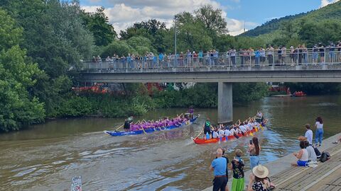 Hessen Mobil beim Drachenboot-Cup - 12 Das Hessen Mobil-Team beim rennen - auf der Fußgängerbrücke scheuen viele Zuschauer zu