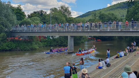 Hessen Mobil beim Drachenboot-Cup - 13 Das Hessen Mobil-Team beim rennen - auf der Fußgängerbrücke scheuen viele Zuschauer zu