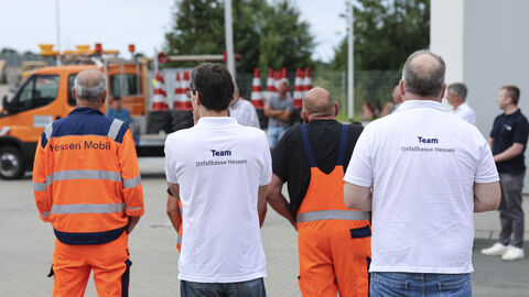 Tage der Arbeitssicherheit 1 2 Beschäftigte von Hessen Mobil uns 2 Beschäftigte der UKH von hinten