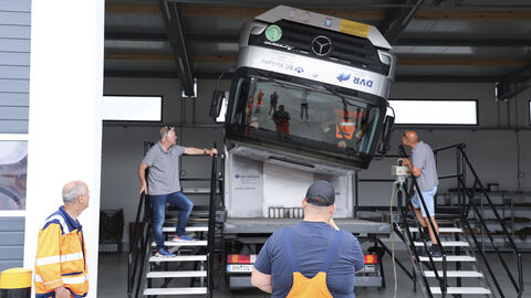 Tage der Arbeitssicherheit 10 Beschäftige der Straßenmeisterein stehen im Überschlagsimulator