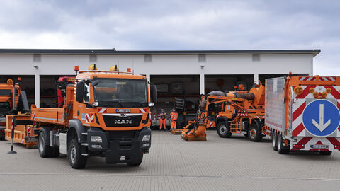 Tage der Arbeitssicherheit 11 LKW udn Unimog auf dem Hof der Meisterei