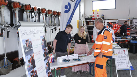 Tage der Arbeitssicherheit 12 Beschäftige der Straßenmeisterein am Hessen Mobil-Infostand