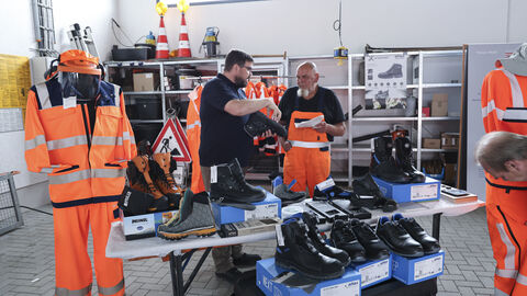 Tage der Arbeitssicherheit 15 Beschäftige der Straßenmeisterein am Hessen Mobil-Infostand