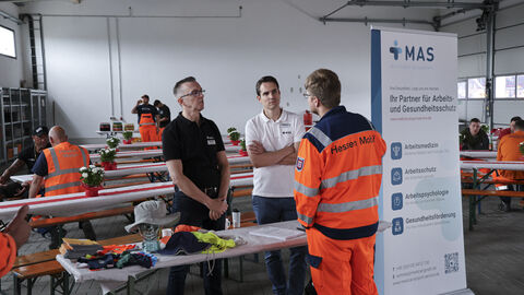 Tage der Arbeitssicherheit 16 Beschäftige der Straßenmeisterein am MAS-Infostand