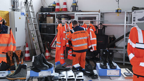 Tage der Arbeitssicherheit 18 Beschäftige der Straßenmeisterein am Hessen Mobil-Infostand