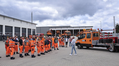 Tage der Arbeitssicherheit 19 Beschäftige der Straßenmeisterein bekommen den Leitkegelsetzer vorgeführt