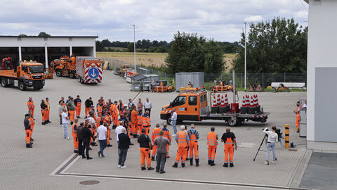 Tage der Arbeitssicherheit 20 Beschäftige der Straßenmeisterein bekommen den Leitkegelsetzer vorgeführt