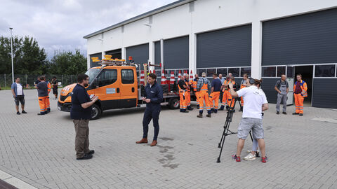 Tage der Arbeitssicherheit 22 Ein Mitarbeitenden wird von einem Kamerateam interviewt