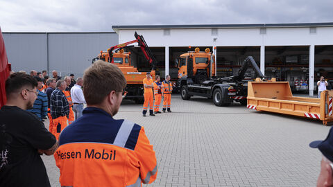 Tage der Arbeitssicherheit 23 Beschäftige der Straßenmeisterein bekommen den Ladekran vorgeführt