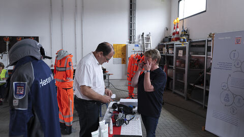 Tage der Arbeitssicherheit 25 Zwei Hessen Mobil Mitarbeietnde im Gepräch an einem der Infostände