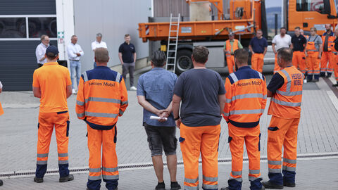 Tage der Arbeitssicherheit 3 Beschäftige der Straßenmeisterein hören zu