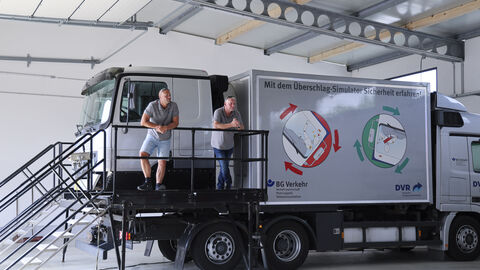 Tage der Arbeitssicherheit 31 Das Team beim Überschlagsimulator