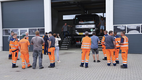 Tage der Arbeitssicherheit 8 Beschäftige der Straßenmeisterein stehen vor dem Überschlagsimulator