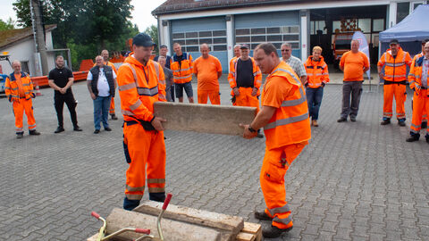 Hebe- und Tragetraining SM Hofheim - 5 Zwei Beschäftigte tragen einen großen Betonstein