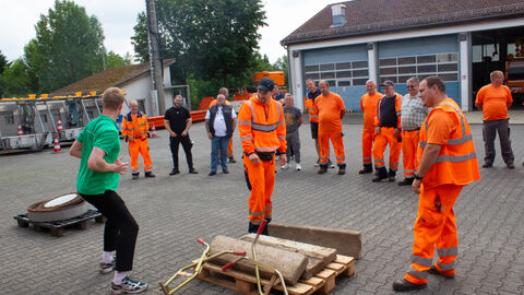 Hebe- und Tragetraining SM Hofheim - 6 Der Trainer zeigt das richtige Heben aus der Hüfte
