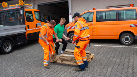 Hebe- und Tragetraining SM Hofheim - 7 Der Trainer zeigt das richtige Heben aus der Hüfte