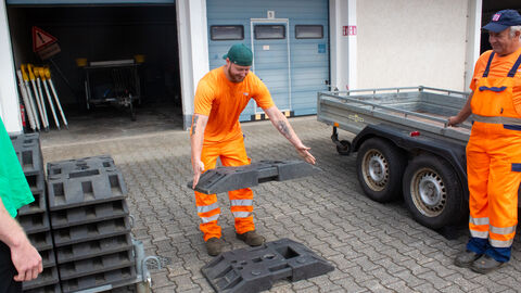 Hebe- und Tragetraining SM Hofheim - 3 Ein Beschäftigter übt das richtige Heben aus der Hüfte