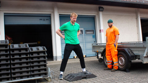 Hebe- und Tragetraining SM Hofheim - 2 Der Trainer zeigt das richtige Heben aus der Hüfte